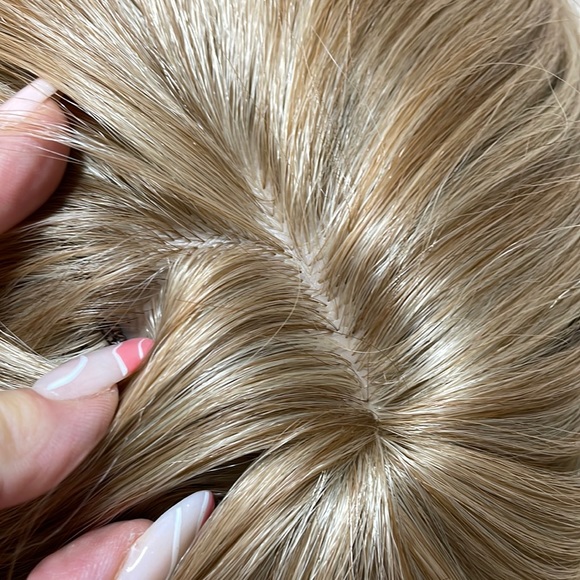 NWT 18” blonde wig classic light honey layers curtain bangs v light blonde ends - Picture 9 of 16